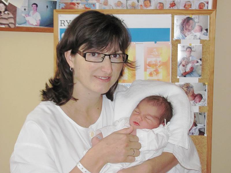 NATÁLIE MACKOVÁ se narodila 8. listopadu v 11.35 hodin manželům Lucii a Petrovi Mackovým z Opočna. Po narození vážila 3,53 kg a měřila 50 cm. Na sestřičku se doma těšil Adámek. Tatínek to u porodu zvládal výborně a byl mamince velkou oporou.