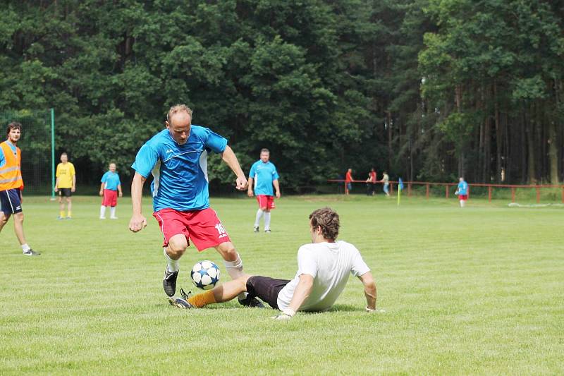 Své síly změřily staré gardy Kostelecké Lhoty a Albrechtic.