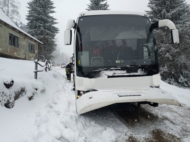Hasiči vyprošťovali i autobusy. Jeden zapadl ve sněhu v Deštném v Orlických horách, druhý u Slatiny nad Zdobnicí.