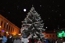 První prosincovou neděli se na rychnovském Starém náměstí rozsvítil vánoční strom. Letos ho příroda ozdobila bílou „pelerínou“ a moc mu to sluší. Rozsvícení doprovázel kulturní program a nechyběly ani stánky prodejců.