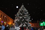 První prosincovou neděli se na rychnovském Starém náměstí rozsvítil vánoční strom. Letos ho příroda ozdobila bílou „pelerínou“ a moc mu to sluší. Rozsvícení doprovázel kulturní program a nechyběly ani stánky prodejců.