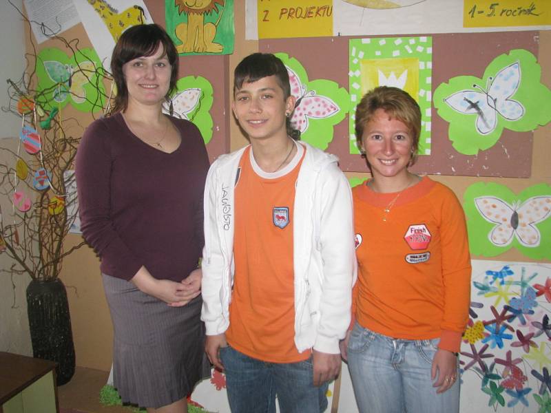 NA ÚSPĚCH MARTINA OTRUBY jsou hrdé nejen ředitelka Hana Pavlíčková (vlevo) a učitelka češtiny Lucie Havrdová (vpravo), ale i Martinova rodina