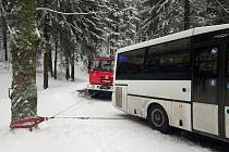 Sníh v sobotu zkomplikoval dopravu v Královéhradeckém kraji.
