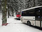 Sníh v sobotu zkomplikoval dopravu v Královéhradeckém kraji.