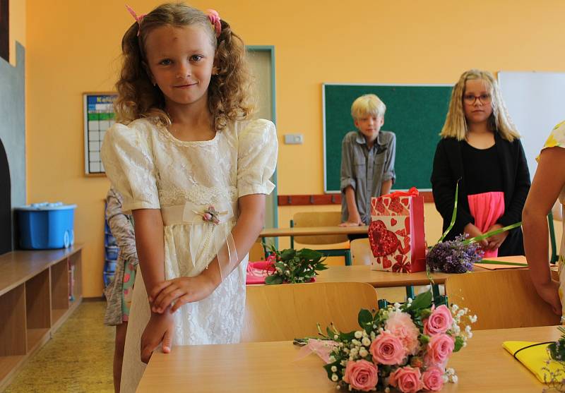 Třída I. A Základní školy Pulická v Dobrušce se určitě na první vysvědčení těšila. A hlavně na prázdniny.