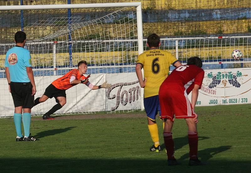 Fotbalisté Starého Města (žluté dresy) doma zvítězili nad Uherským Ostrohem přesvědčivě 7:2.