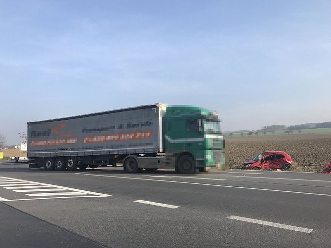Tragická dopravní nehoda osobního a nákladního automobilu u Dobrušky.