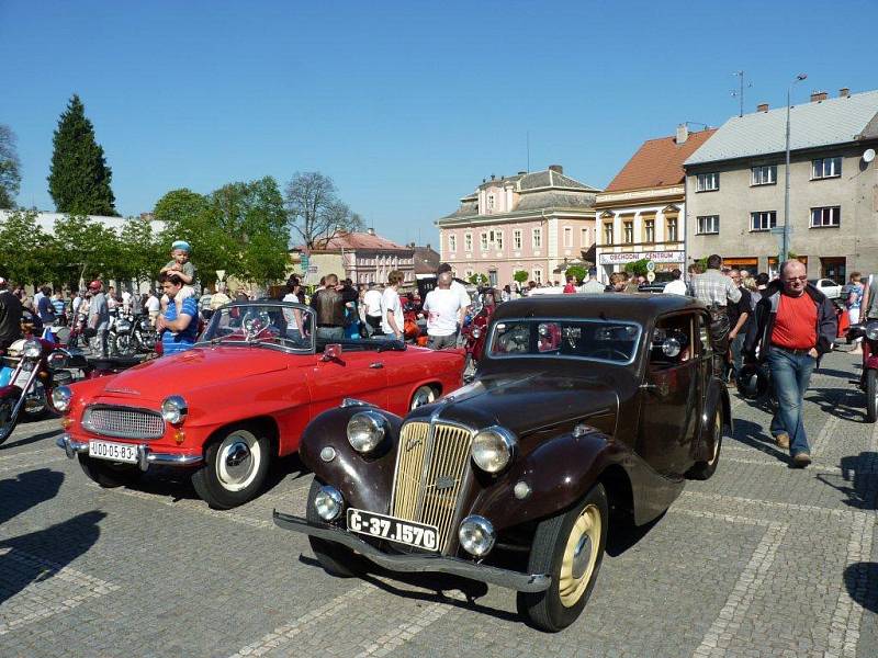 V Opočně ve Svátek práce tradičně odstartovala prvomájová jízda Veteran Car Clubu Dobruška. Nově se však potkala s jinou obnovenou tradicí