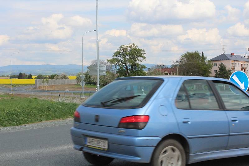 Pohled na obchvat od kruhového objezdu u Jordánku v Opočně.