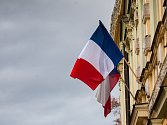V rodném městě slavného malíře Františka Kupky vlaje francouzská vlajka s černou stuhou.