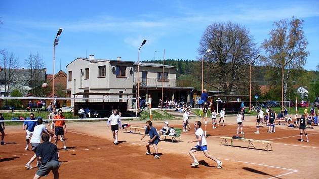 Ve zrekonstruovaném sportovním areálu v Česticích se již hraje volejbal.