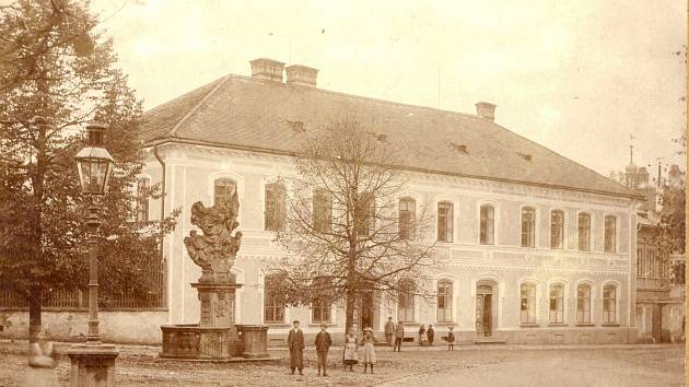 SNÍMEK UKAZUJE obecnou školu čp. 4 už po přístavbě, která proběhla roku 1889. Od té doby se budova příliš nezměnila, na rozdíl od jejích žáků. Na fotografii z roku 1941 je i Hanka z našeho článku (druhá řada zprava – Radovan, Drahuška, Naďa, Jindřiška, tr