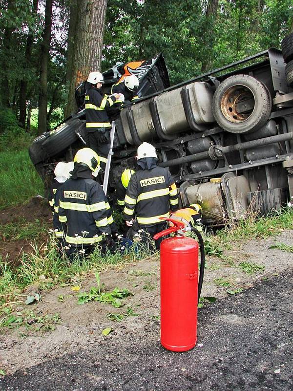 Dopravní nehoda kamionu na 1/11 mezi Česticemi a Lípou nad Orlicí 