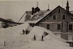 Nafoukaný sníh za koloniálem Michel s mladými lyžaři. Z publikace Deštné v Orlických horách na starých pohlednicích (Muzeum zimních sportů, turistiky a řemesel)
