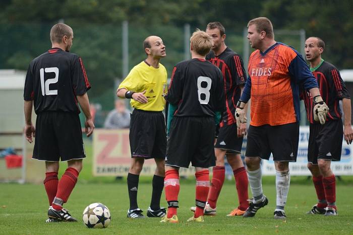 JEDINÝ GÓL padl v okresním derby v Černíkovicích. Domácí fotbalisté sice dohrávali utkání s Doudlebami nad Orlicí bez dvou vyloučených hráčů, ale těsné vedení uhájili.