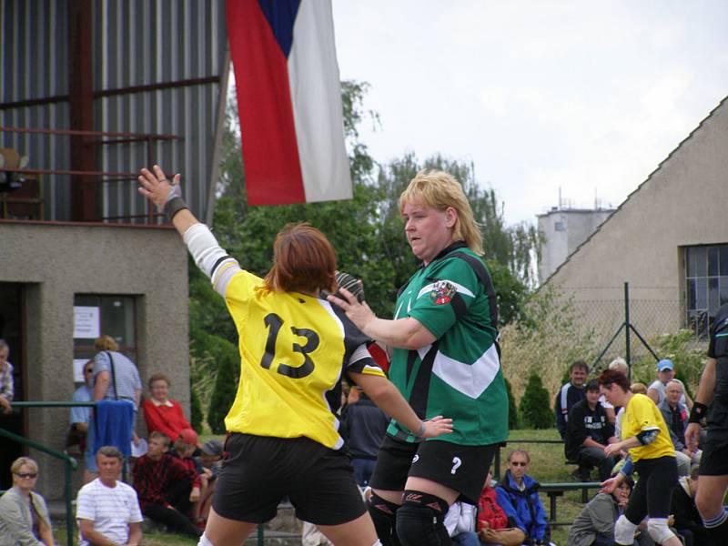 Národní házenkářky dobrušského Sokola obhájily titul vicemistryň republiky. Ve dvouzápasové finálové sérii play off I. ligy změřily síly s vítězem základní části - družstvem Sokola Tymákov z Plzeňska.