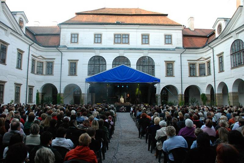 Benefiční recitál Lucie Bílé na nádvoří Kolowratského zámku v Rychnově nad Kněžnou