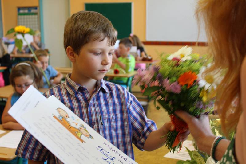 Třída I. A Základní školy Pulická v Dobrušce se určitě na první vysvědčení těšila. A hlavně na prázdniny.