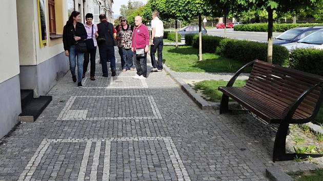 OBRAZCE NA CHODNÍKU opočenského Kupkova náměstí jsou inspirovány dílem místního rodáka, světoznámého malíře Františka Kupky -   zakladatele  moderního abstraktního výtvarnictví.