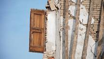 Jen suť  a polorozbořené budovy zůstaly jako memento zemětřesení, které před nedávnem otřáslo Itálií. Lidé se už nyní z katastrofy vzpamatovali a snaží se žít dál. Úklid trosek však potrvá ještě hodnou dobu. Navíc mnozí přišli o střechu nad hlavou a nyní 