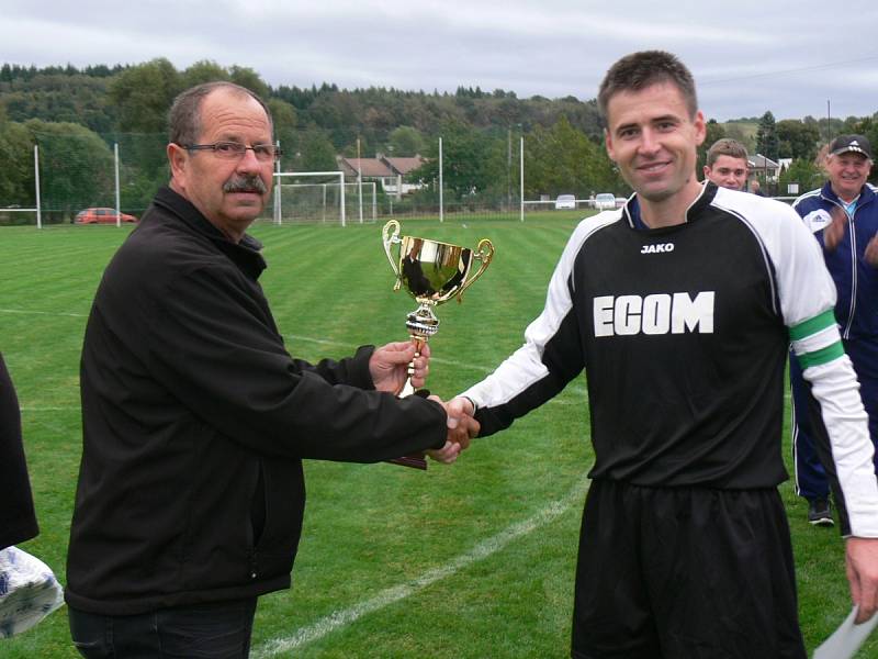  Vítěznou trofej předal přepyšskému kapitánovi Michalu Blažejovi předseda OFS Rychnov nad Kněžnou Miloš Židík. 