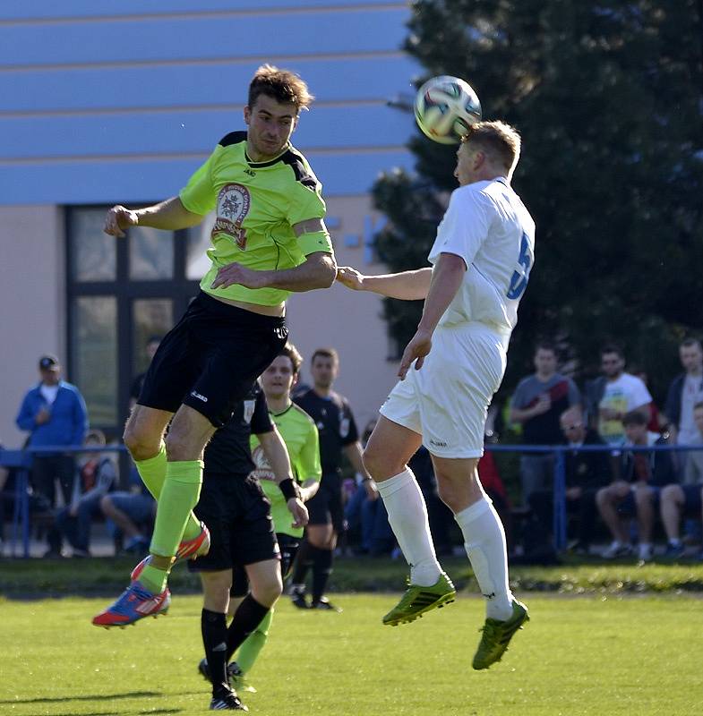  Kostelecký Kamil Kaplan (vpravo) odvrací míč před dobrušským kapitánem Alešem Haškem. 