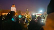 Z adventního jarmarku a rozsvícení vánočního stromku v Albrechticích nad Orlicí.