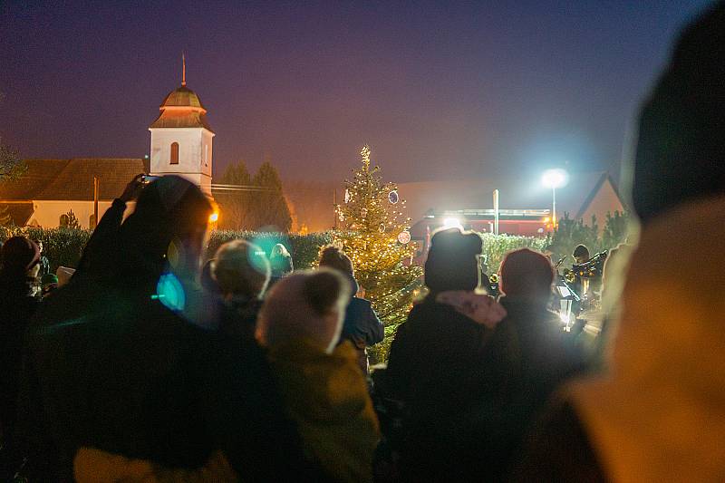 Z adventního jarmarku a rozsvícení vánočního stromku v Albrechticích nad Orlicí.