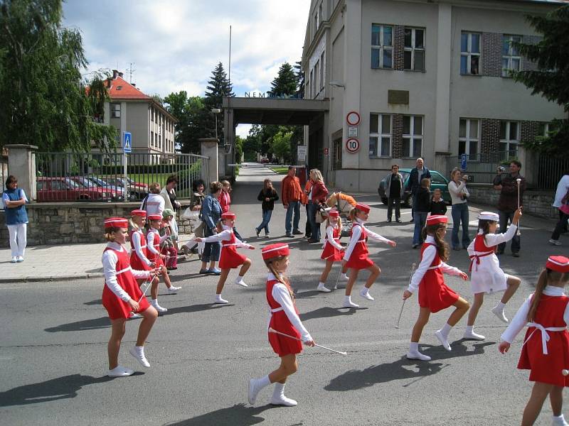 První ročník nesoutěžní celorepublikové přehlídky mažoretek  Barevné Opočno.