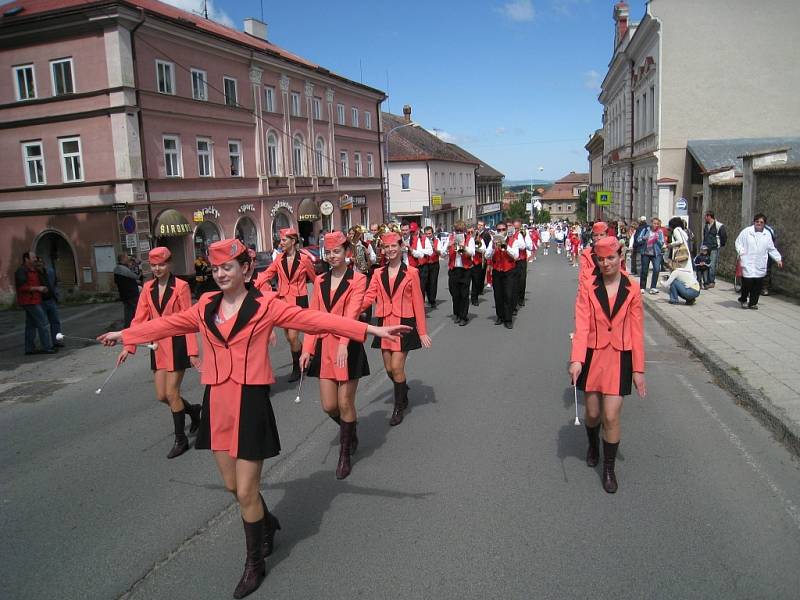 První ročník nesoutěžní celorepublikové přehlídky mažoretek  Barevné Opočno.