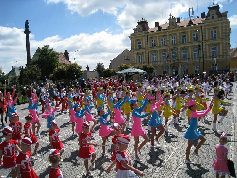 První ročník nesoutěžní celorepublikové přehlídky mažoretek  Barevné Opočno.