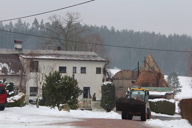 V únoru 2021 po požáru.