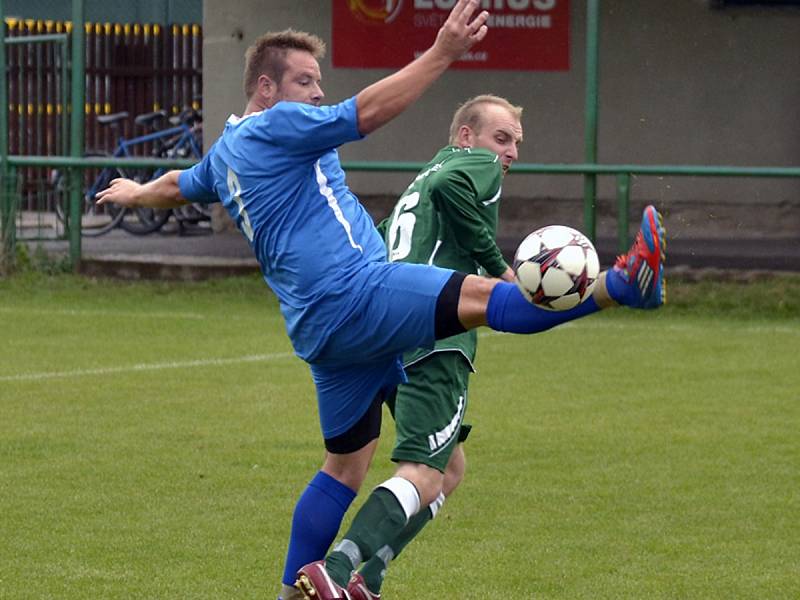 SOUBOJ. Borohrádek v minulém kole krajské I. B třídy vyhrál nad Lípou 2:0 (na snímku vpravo Jan Lochman bojuje o míč s hostujícím Radkem Mondíkem) a zítra zajíždí do Zdelova.  