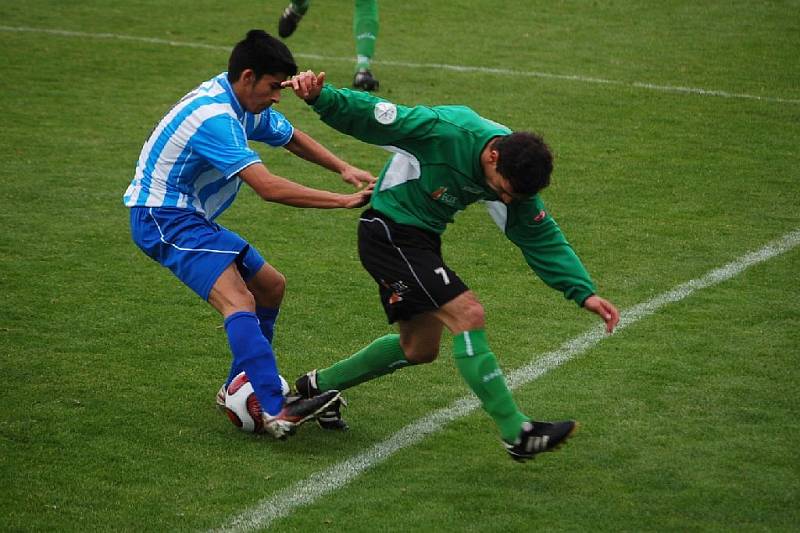 PŮLTUCTOVÝ DEBAKL si z hřiště králohradecké Olympie odvezli fotbalisté Kostelce nad Orlicí (v pruhovaných dresech). V tabulce se prohloubila jejich ztráta na příčky znamenající záchranu.