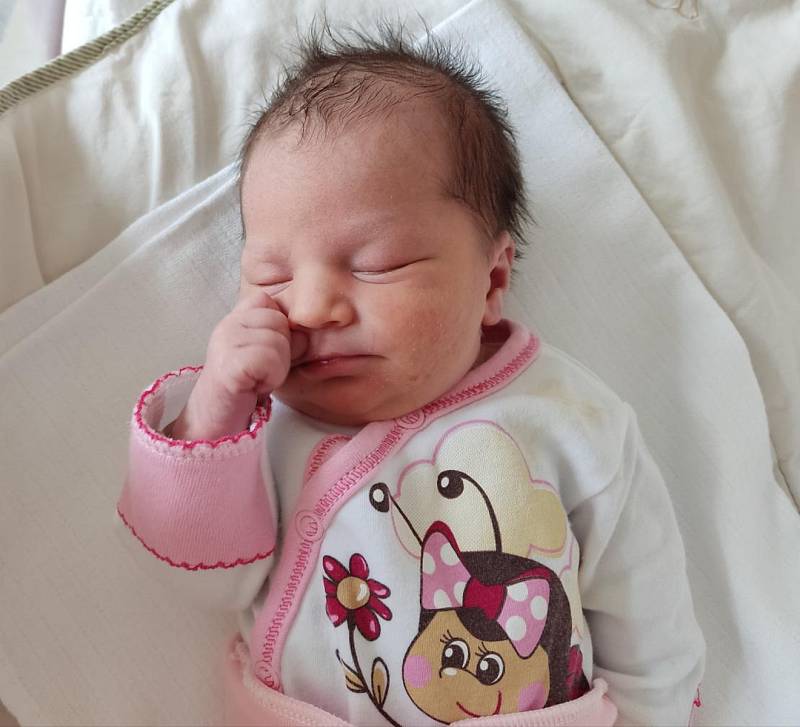 VALERIE KUBCOVÁ poprvé spatřila světlo světa 12. února v 16.06 hodin. Po narození měřila 46 cm a vážila 2770 g. Velice potěšila své rodiče Dianu a Lukáše z Trutnova. Doma se těší bráška Tadeáš.