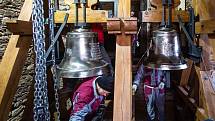 Do zvonice neratovského kostela se vrátily zvony.