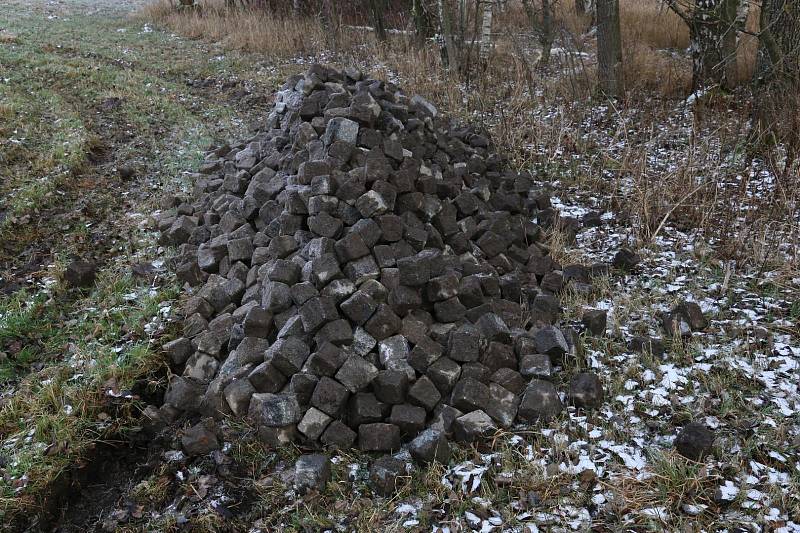 Z parkoviště zmizely tuny žulových kostek.