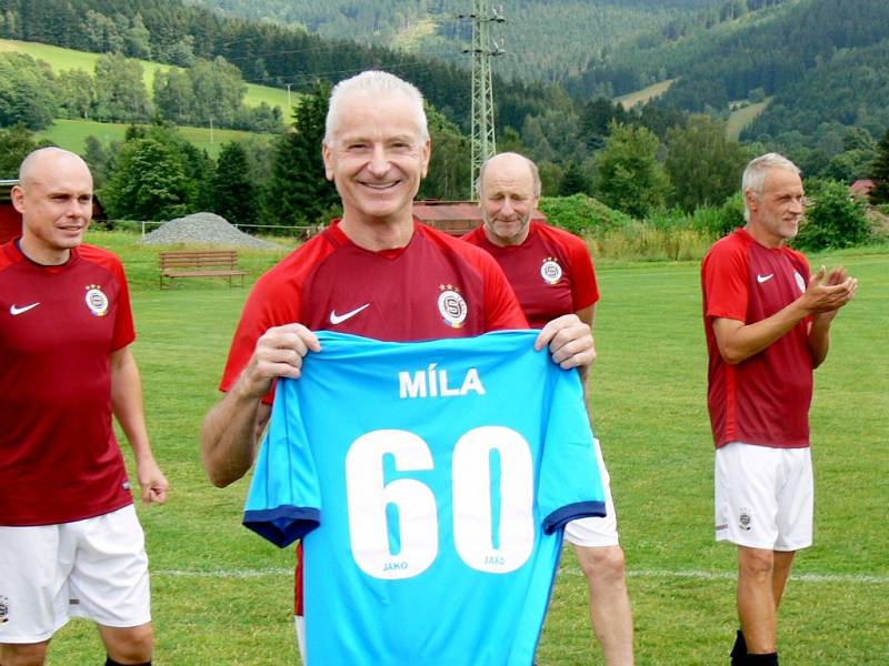 Fotbalová exhibice: Old stars Deštné v Orl. h. - Stará garda AC Sparta Praha.