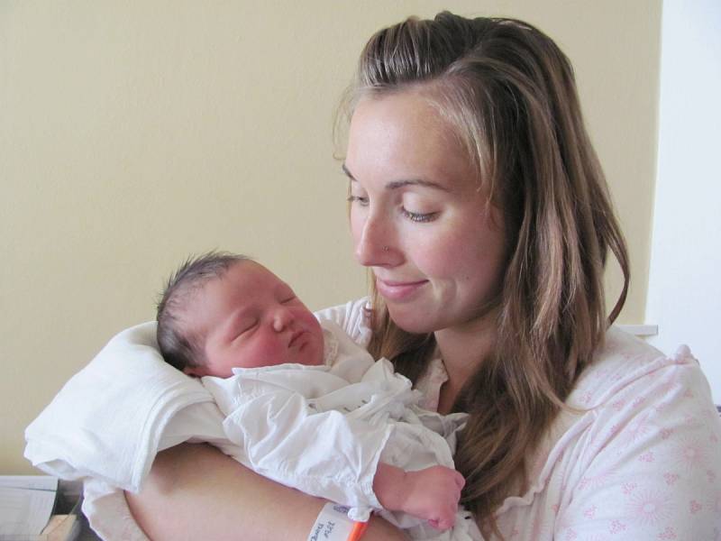 ESTER JANOUŠKOVÁ se narodila 17. června ve 20.09 hodin s váhou 4,07 kg a délkou 51 cm. S rodiči Veronikou Kleinerovou a Adamem Janouškem bydlí v Dobrušce. Doma se na malou sestřičku těšila Elinka. Tatínek to u porodu zvládal perfektně.