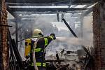 Požár stodoly s milionovou škodou ve Voděradech - části obce Vojenice na Rychnovsku, hasiči uchránili před plameny rodinný dům
