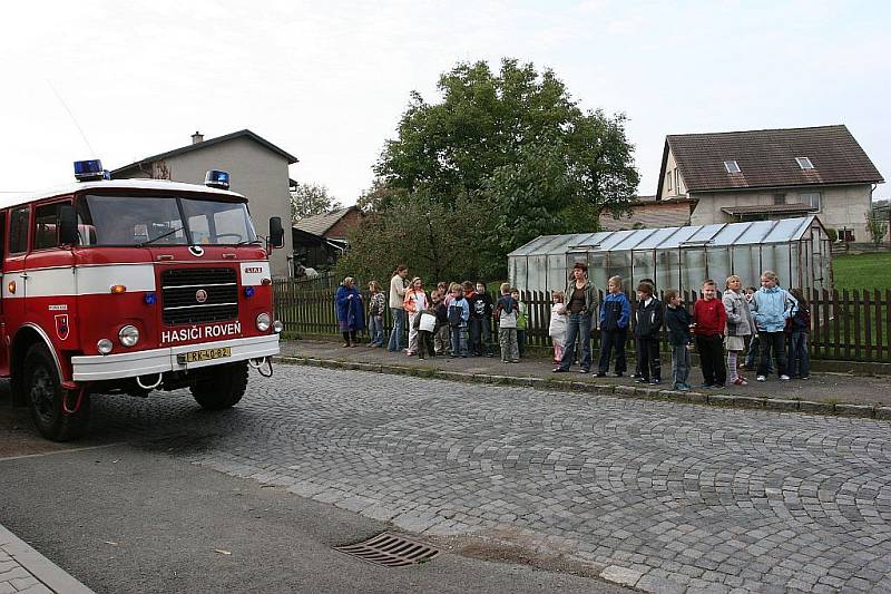 Simulovaný požár Základní školy v Rovni.