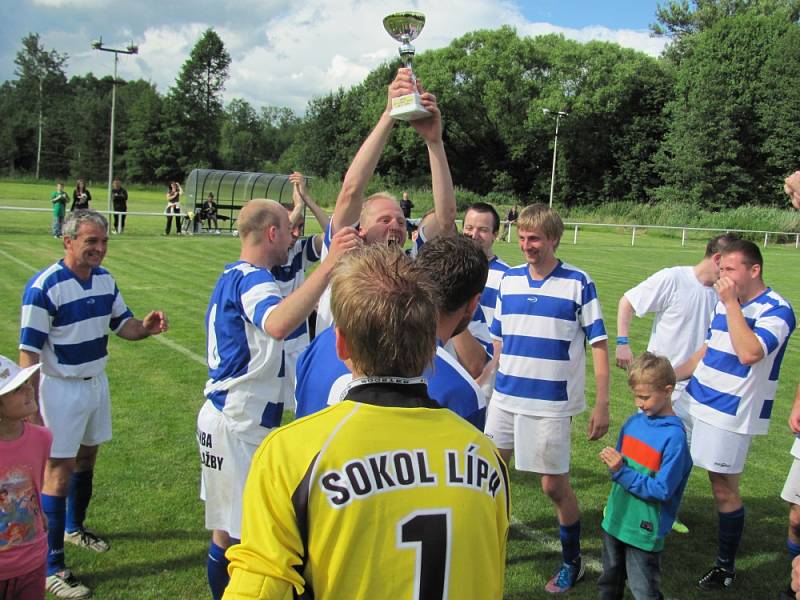 MISTŘI. Fotbalisté TJ Sokol Lípa nad Orlicí vyhráli nejvyšší okresní soutěž a slavili postup do krajské I. B třídy.   