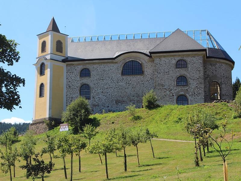 Kostel Nanebevzetí Panny Marie s unikátní skleněnou střechou je dominantou Neratova.