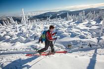 Skialpinisté v Krkonoších a Orlických horách.