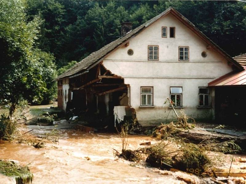 Následky ničivé povodně na Rychnovsku z roku 1998.