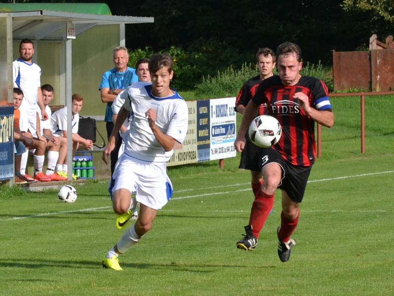 Celkem deset gólů padlo v nedělním okresním derby Černíkovice – Opočno. Z vysokého vítězství 7:3 se radovali hostující fotbalisté (bílé dresy).          