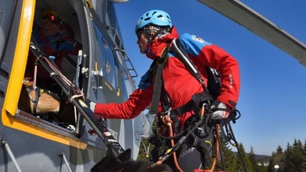 Životy zachraňuje po pádech lavin, při pátracích akcích hledá se svým psem lidi, kdekoli je potřeba. Úspěchy sbírá i na mezinárodních závodech záchranářů v evropských velehorách. Kynolog horské služby Jan Hepnar je doma v Deštném v Orlických horách.