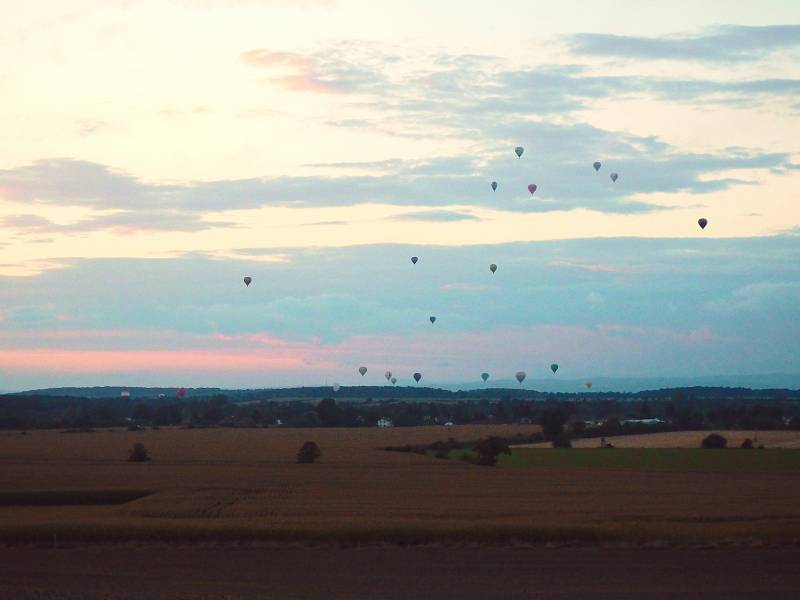 Nebe se hemžilo létajícími balóny.