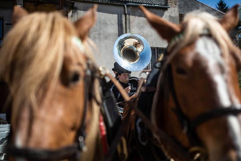 Skupina Black Burinos projela Rychnovem nad Kněžnou, v době karantény tak zahrála občanům z pojízdného pódia.