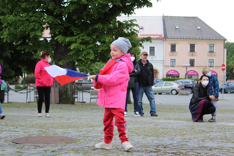 Na rychnovském Starém náměstí se ve čtvrtek večer sešlo necelých pět desítek příznivců Milionu chvilek pro demokracii.